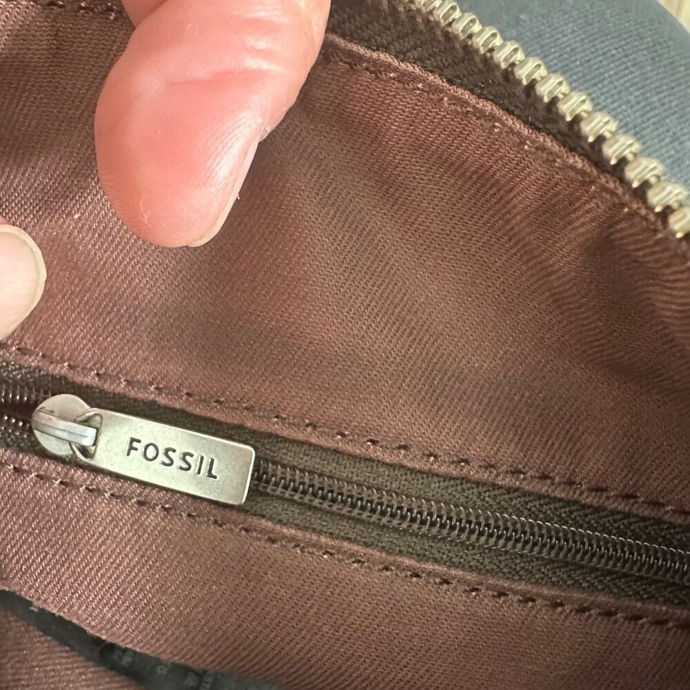 Fossil Brown Leather Crossbody Bag With Front Zip Pocket & Adjustable Strap - Picture 4 of 12